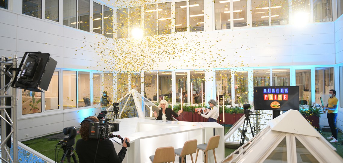 location de desks, location de table haute, location de mobilier scénique, location de mobilier de platau TV, scénomob