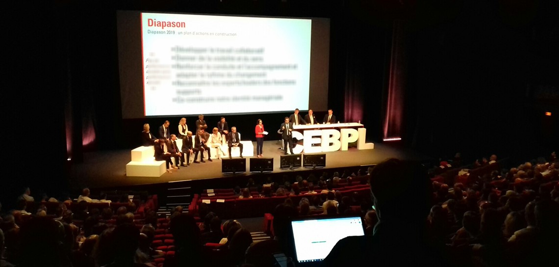 gradin sur scène, public sur scène, banc, mobilier sur mesure, desk sur mesure, table haute sur mesure, mobilier de scène, location décor de scène, caisse d'Epargne, Scénomob, Nantes, Rennes, Angers, la Roche-sur-Yon, Vendée