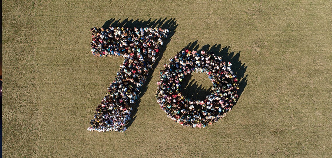 logo humain, fresque humaine, drone, photo aérienne, réalisation de logo humain, scénographie scenomob, Vendée, les Herbiers