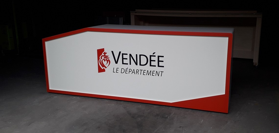 conception, réalisation, fabrication d'une banque d'accueil sur mesure, desk, mobilier événementiel, comptoir accueil sur mesure, design mobilierd'accueil, scénomob, conseil départemental de la Vendée