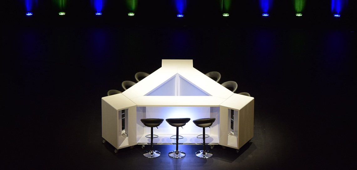 mobilier de studio tv, table modulable pour plateau TV, mobilier pour studio télé interne, mobilier pour webTV, mobilier pour émission TV