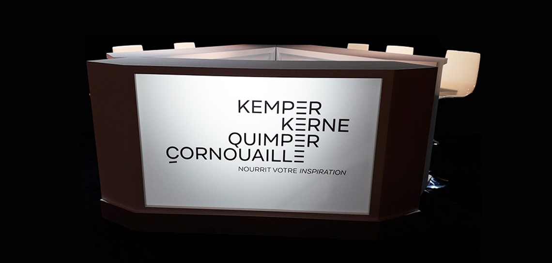 location de tribune haute, tribune de scène, table TV, plateau TV à la location, mobilier pour la scène, location d'une table TV, mobilier façon plateau télé, scénomob, Quimper Cornouaille, Nantes, Bretagne, Angers, Vendée, Niort