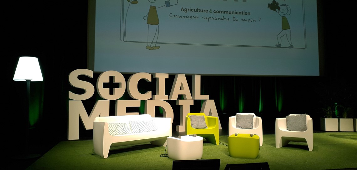 location de mobilier table ronde, assemblée générale, AG CAVAC, Les Atlantes, scénographie, location de mobilier événement d'entreprise, mise en scène, congrès, convention, décor événementiel